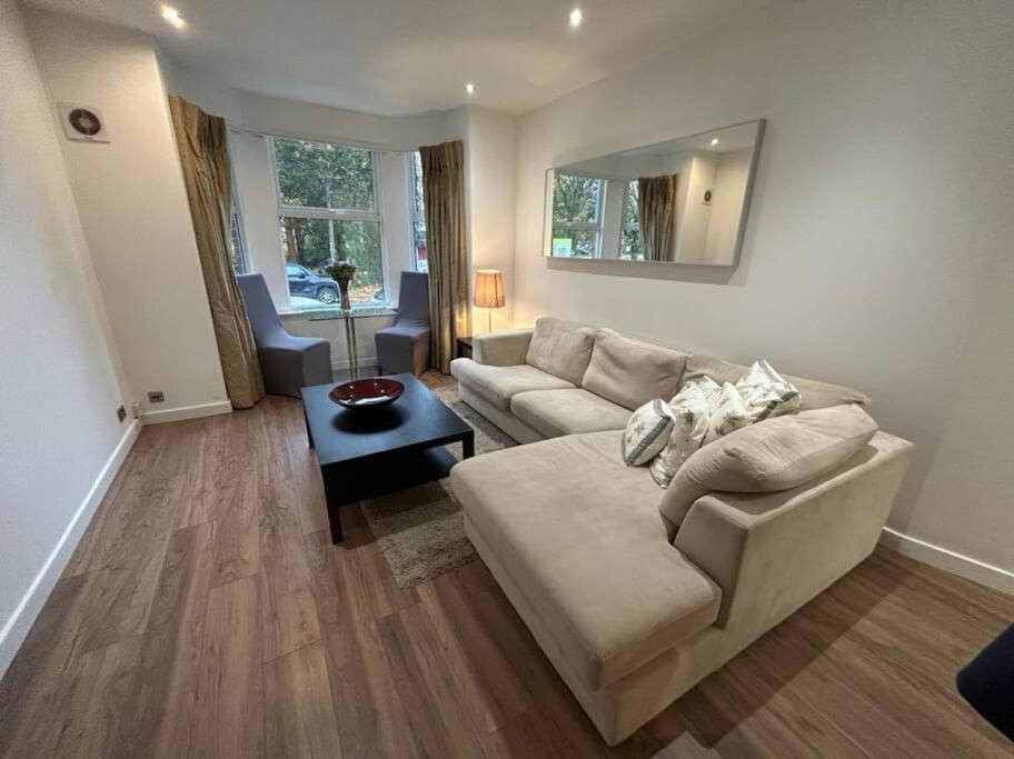 Spacious Central 2Bed Apartment Wilmslow Luaran gambar